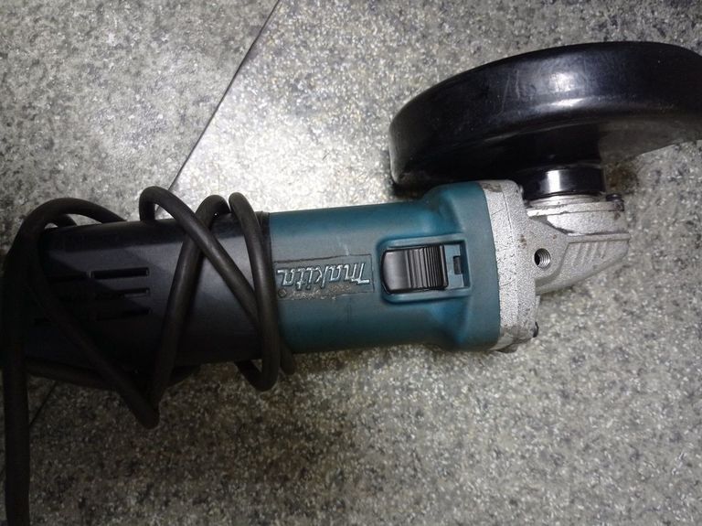 Купить Makita 9558HN Б/У