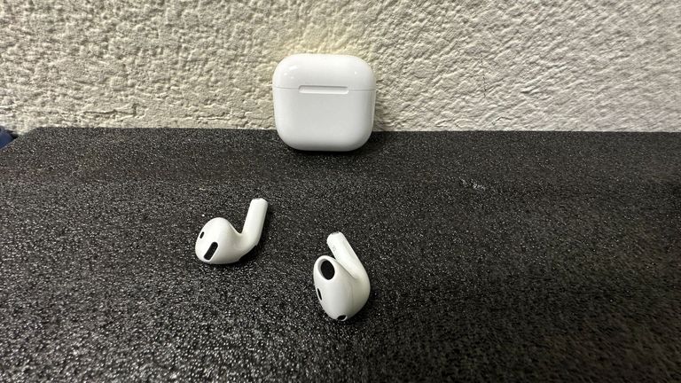Дешиво Apple airpods 4 with active noise cancellation с ломбарда