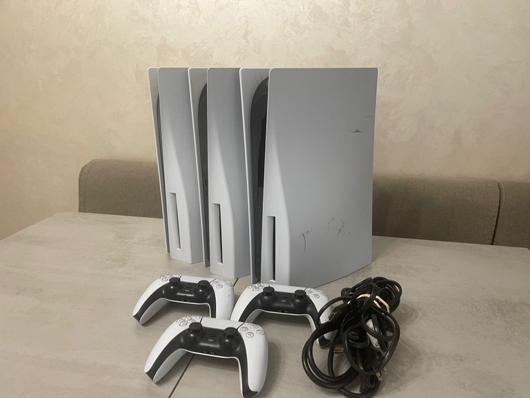 Оголошення Sony Playstation PS5 CFI-1015A, CFI-1115A, CFI-1215A,  Blu-ray + джойстик Б/У