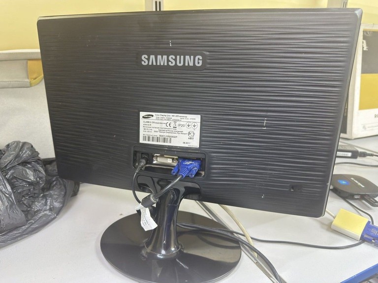 Дешево Samsung s19a300n з ломбарду