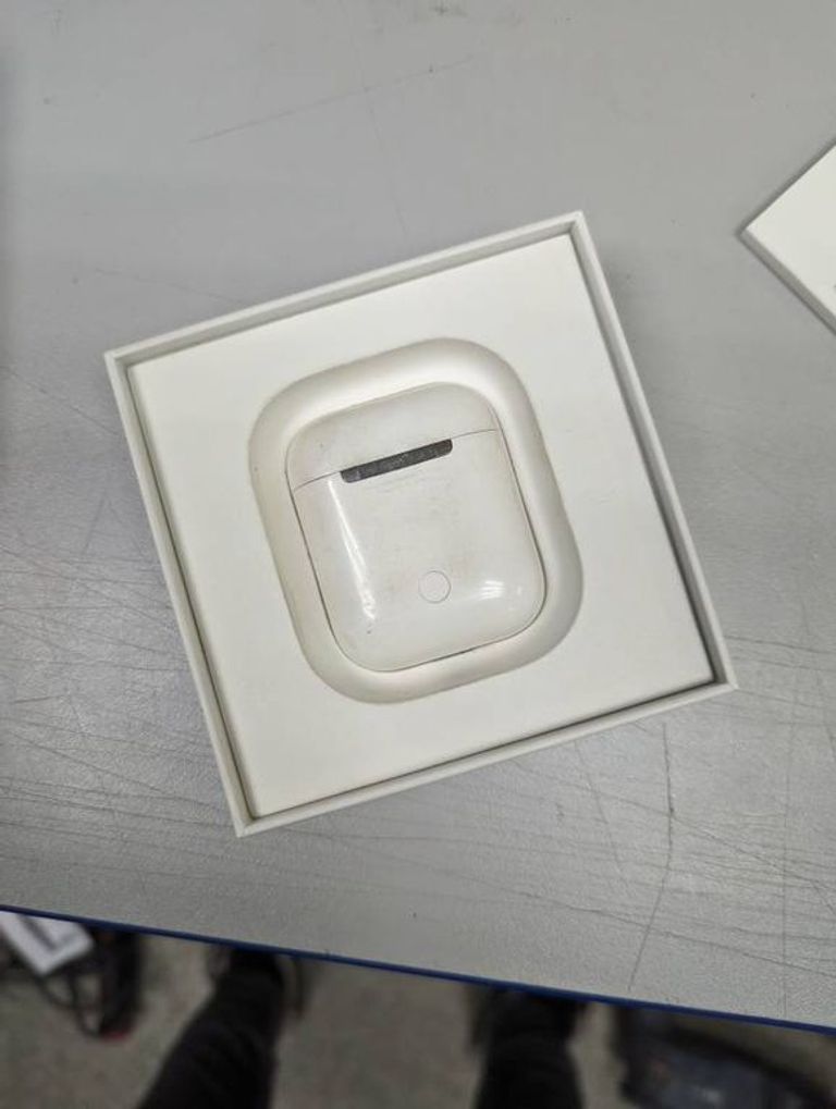 Apple airpods with wireless charging case