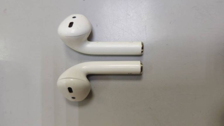 Apple airpods 2nd generation with charging case