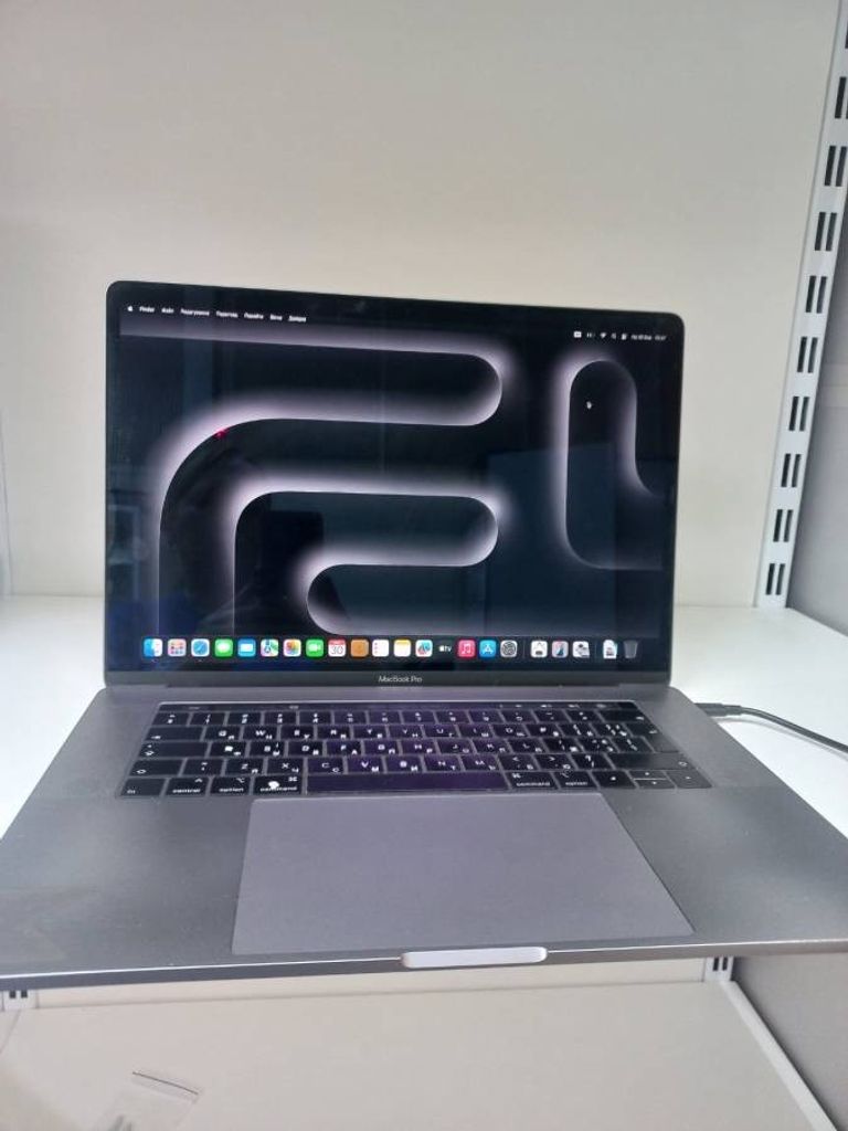 Дешево Apple macbook pro a1990 екр 15.4"/ core i7 2,2ghz/ ram16gb/ ssd256gb/ graphics 630 з ломбарду