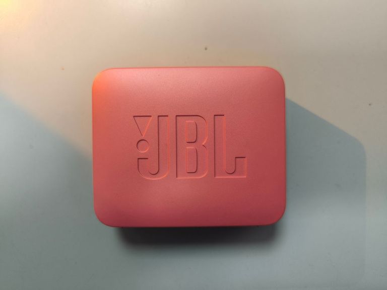 Купить Jbl go essential Б/У