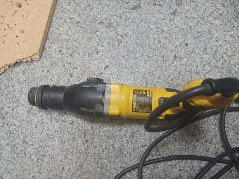 Дешиво Dewalt D25143K с ломбарда