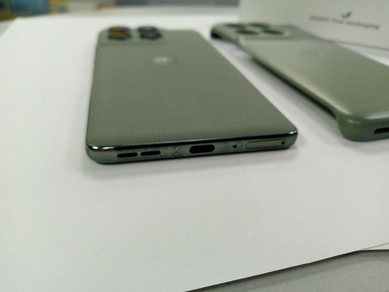 Розпродаж Motorola Moto Edge 60 Pro 12/512GB Sparkling Grape (PB7X0011), продавець Техноскарб