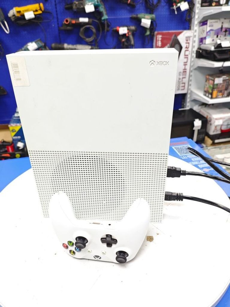 Купить Microsoft Xbox One S 500GB Б/У