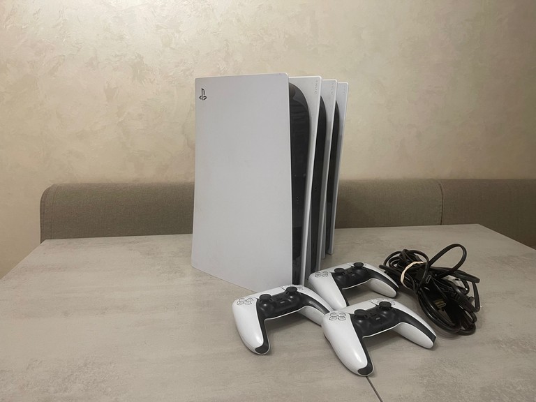 Дешево Sony Playstation PS5 CFI-1015A, CFI-1115A, CFI-1215A,  Blu-ray + джойстик з ломбарду
