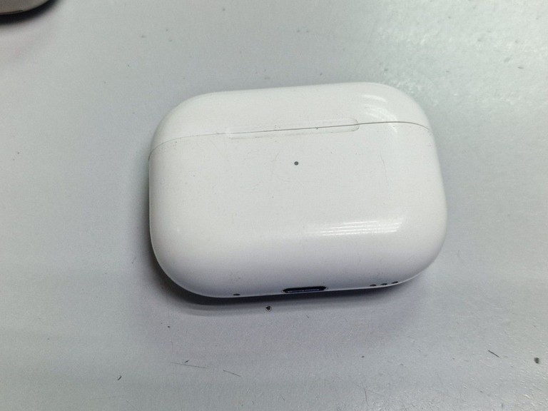 Купити Apple airpods pro 2nd generation with magsafe charging case usb-c Б/У