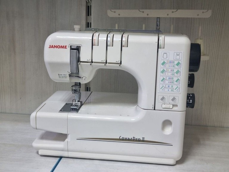 Дешево Janome CoverPro II з ломбарду
