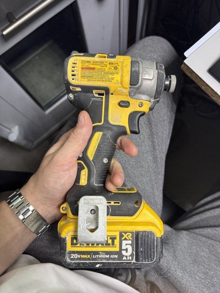 Оголошення Dewalt dcf887 1акб 5ah зп Б/У