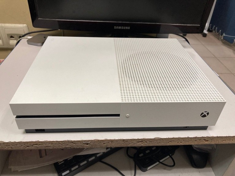 Купить Microsoft Xbox One S 1TB Б/У