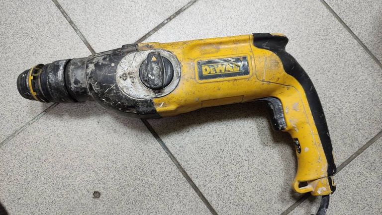 DeWALT D25124K