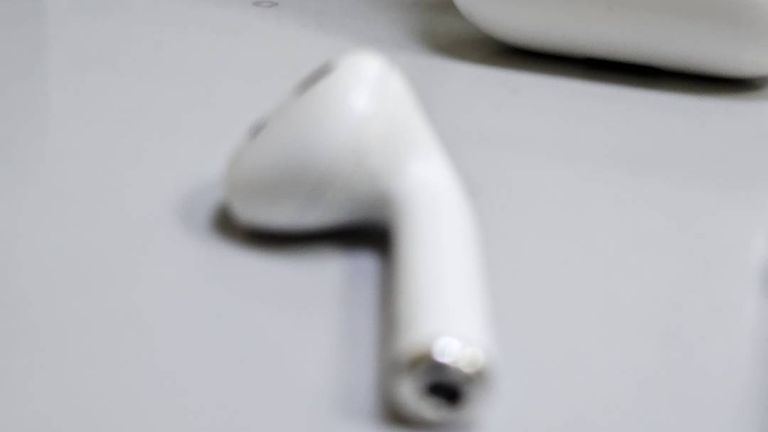 Apple airpods 2nd generation with charging case