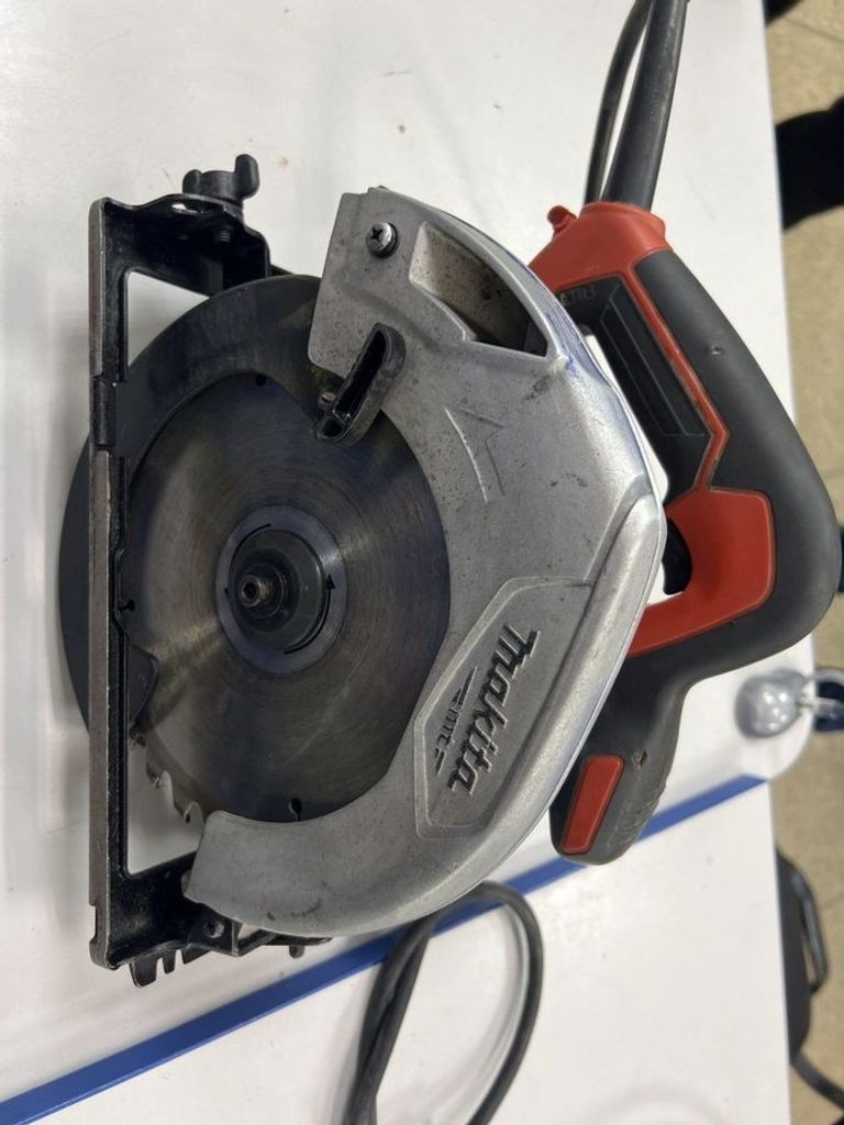 Дешево Makita M5802 з ломбарду