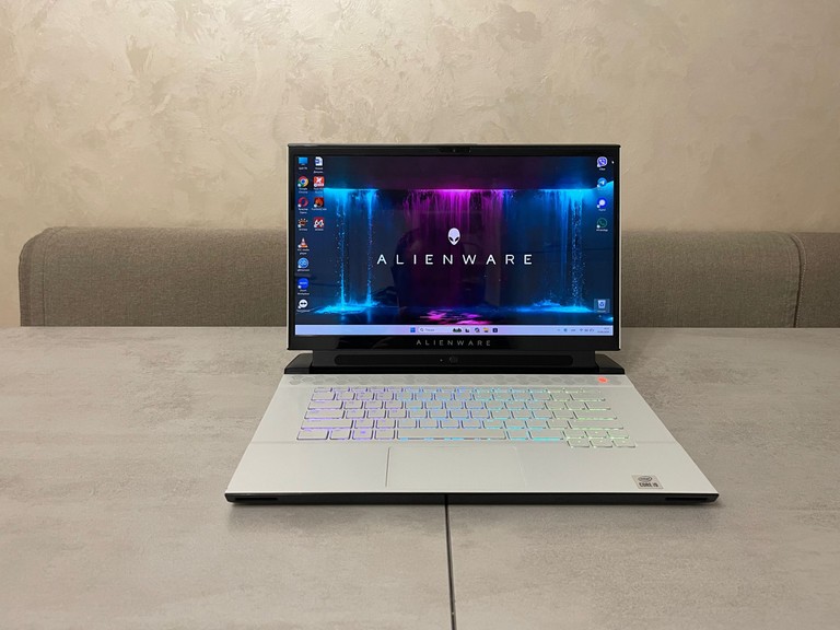 Купить Dell Alienware 15 R3, 15,6" 4K OLED Б/У