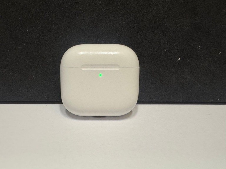 Дешево Apple airpods 4 with active noise cancellation з ломбарду