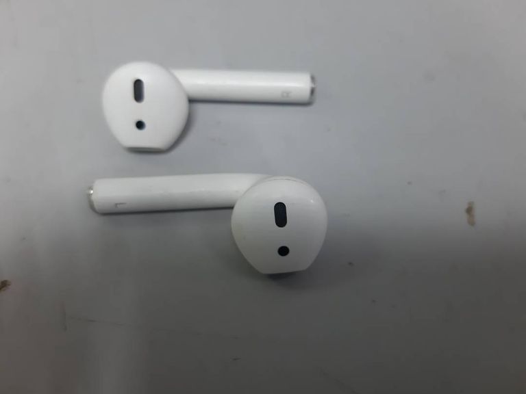 Apple airpods 2nd generation with charging case