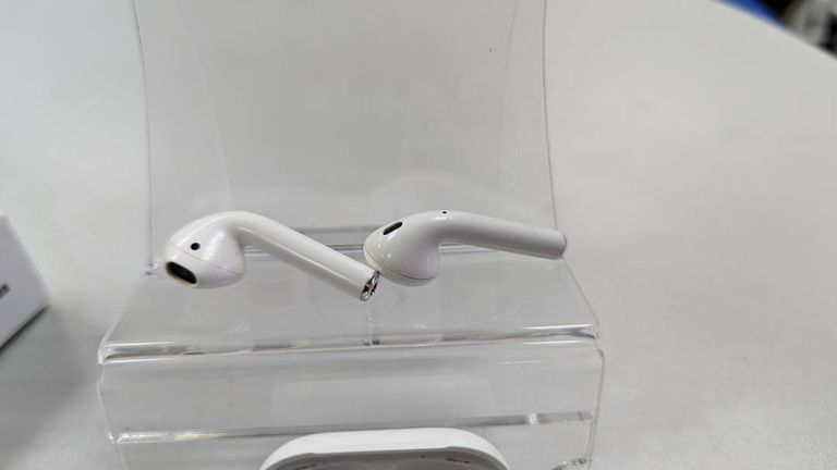 Apple airpods 2nd generation with charging case