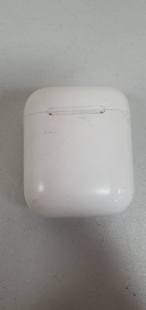 Apple airpods with charging case