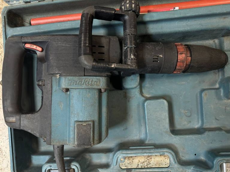 Makita hm1202c