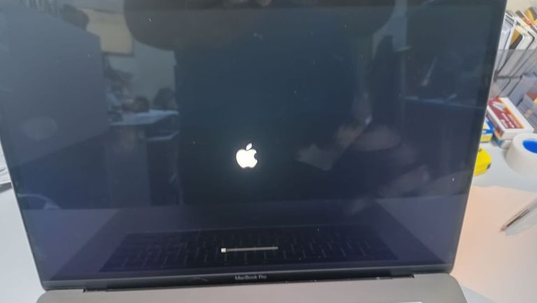 Apple macbook pro/a1990/ core i7 2,2ghz/ ram16gb/ ssd256gb/ amd pro 555x 4gb/ retina, touch bar Код:01-200564935. Изображение 7