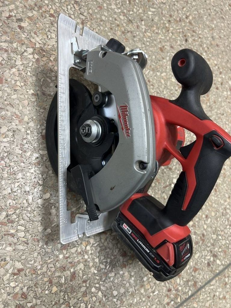 Дешево Milwaukee m18 2630-20 з ломбарду