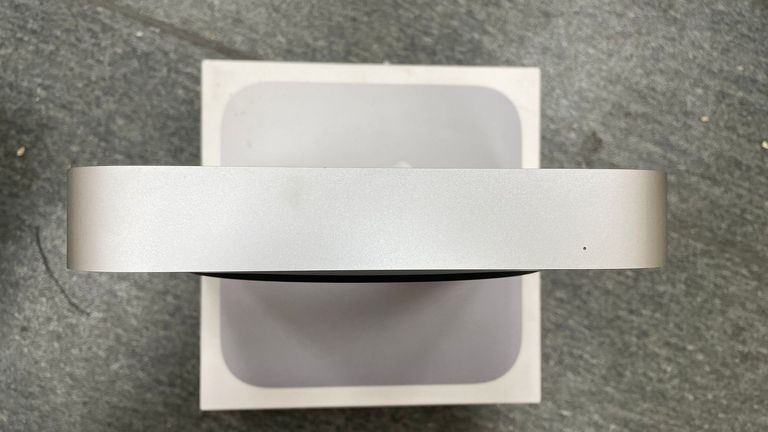 Объявление Apple mac mini a2686 mmfj3 m2/8core/ram 8gb/ssd256gb Б/У