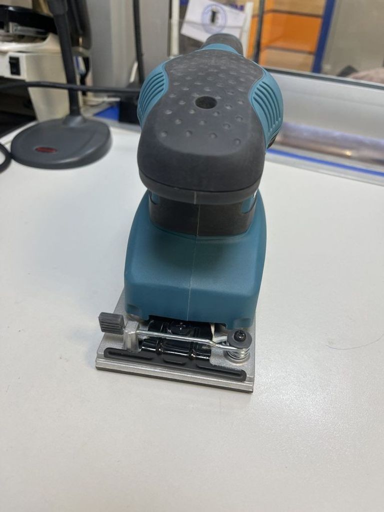 Дешево Makita BO3710 з ломбарду