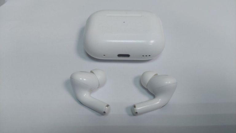 Купити Apple airpods pro 2nd generation with magsafe charging case usb-c Б/У