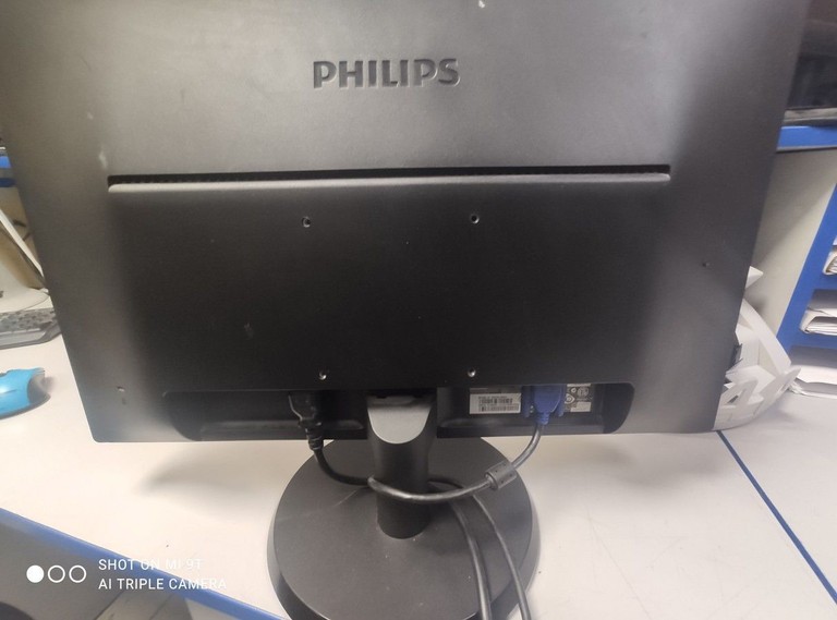 Дешиво Philips 223v5l с ломбарда