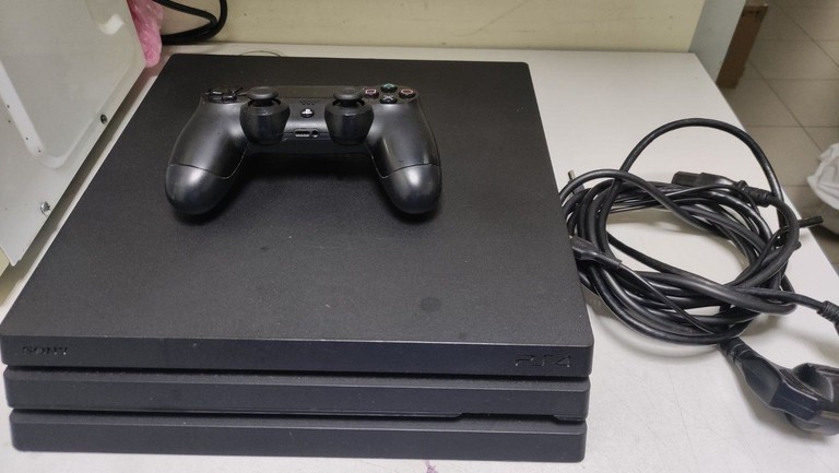 Купить Sony playstation 4 pro 1tb Б/У