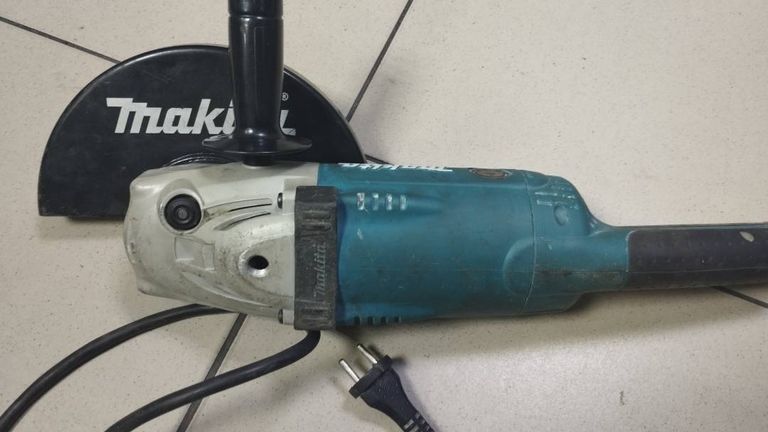 Makita GA9020