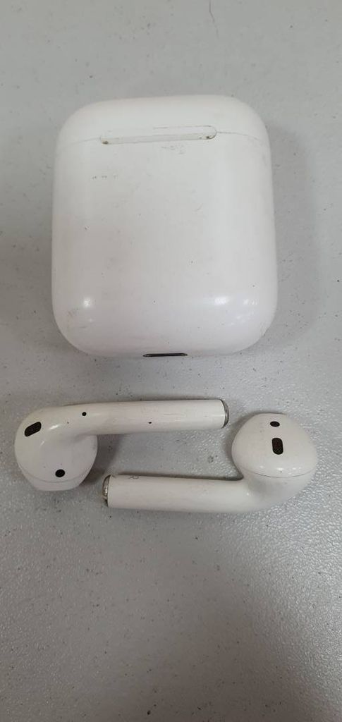 Apple airpods with charging case