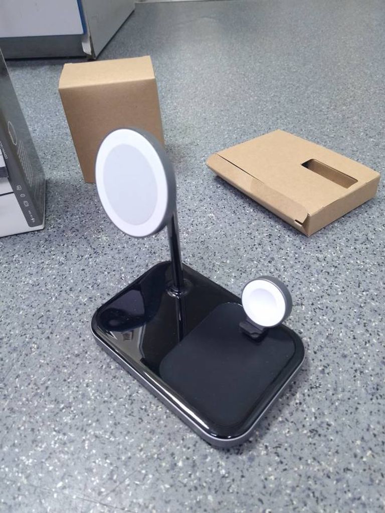 Дешево Satechi aluminum 3 in 1 magnetic wireless charging stand з ломбарду