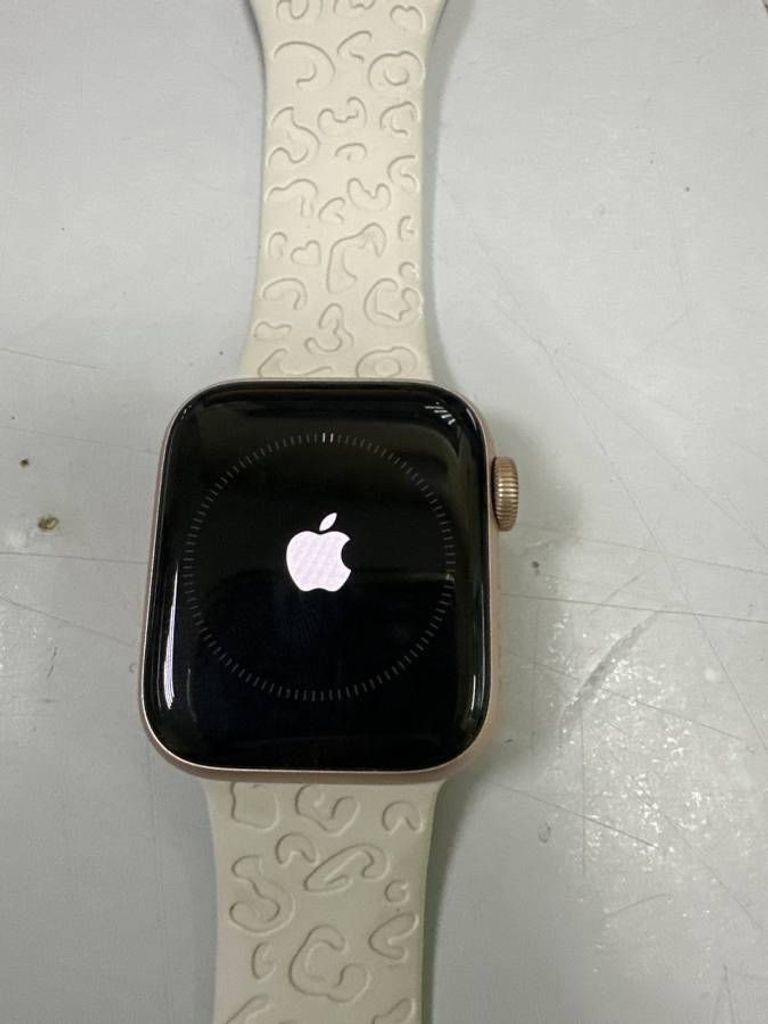 Купить Apple apple watch se gps 40mm aluminum case w. abyss s Б/У