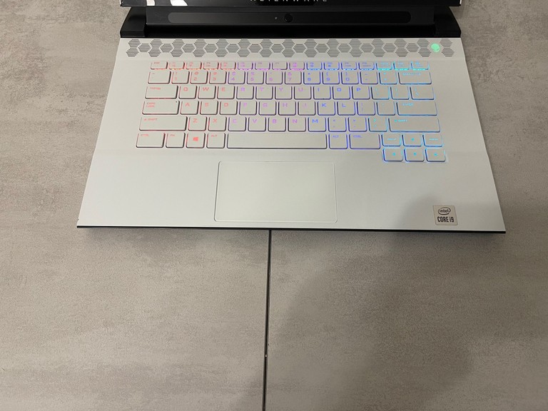 Dell Alienware 15 R3, 15,6" 4K OLED Код:null. Изображение 4