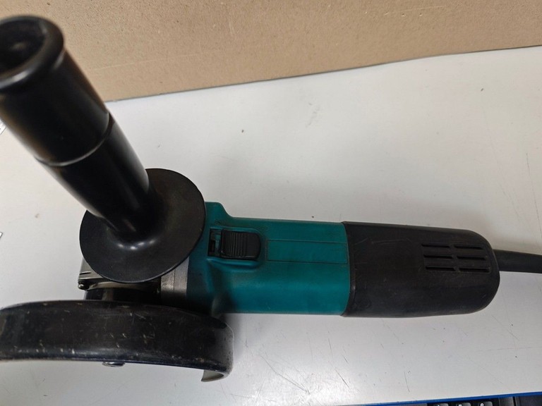 Распродажа Makita 9558HN, продавец Техноскарб