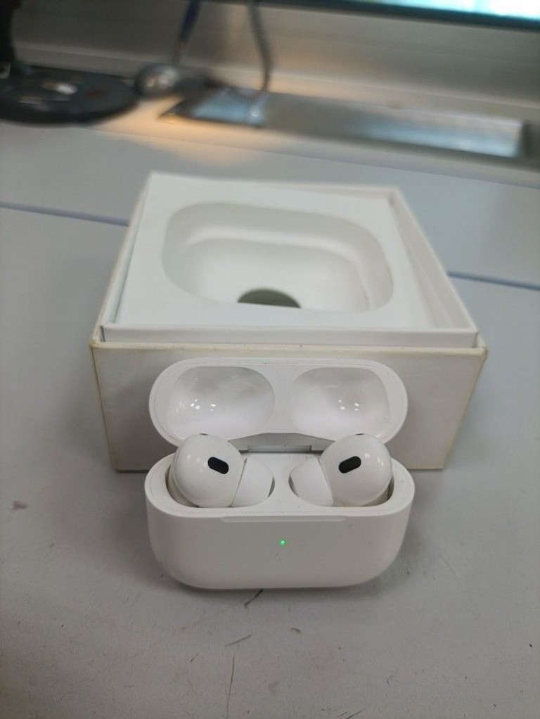 Купити Apple airpods pro 2nd generation with magsafe charging case usb-c Б/У
