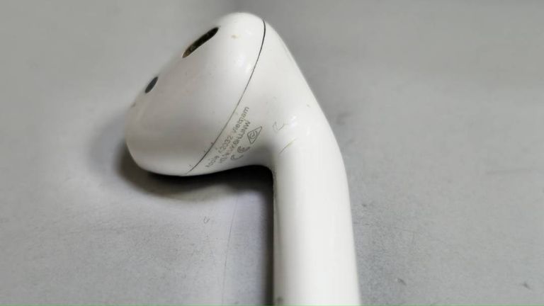 Apple airpods 2nd generation with charging case