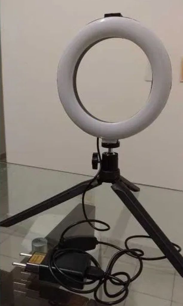 Оголошення LED кільцева лампа діаметром 16 см, ідеально підійде для ведення особистої сторіночки та прямих ефірів! Б/У