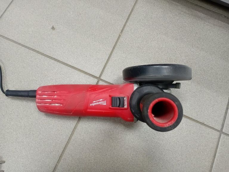 Дешево Milwaukee AGV 10-125 EK (4933451222) з ломбарду