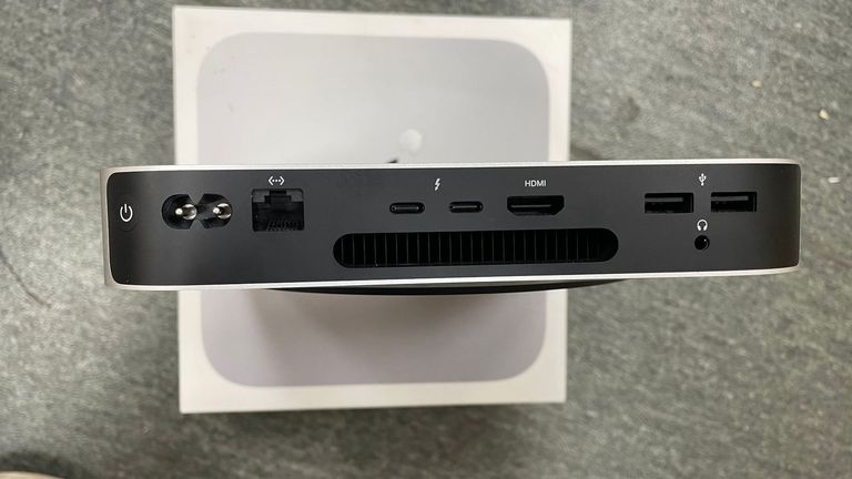 Дешиво Apple mac mini a2686 mmfj3 m2/8core/ram 8gb/ssd256gb с ломбарда