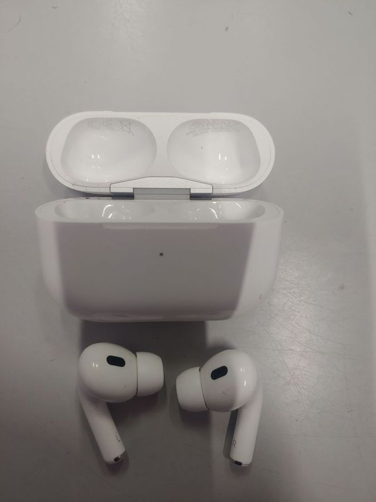 Купити Apple airpods pro 2nd generation with magsafe charging case usb-c Б/У