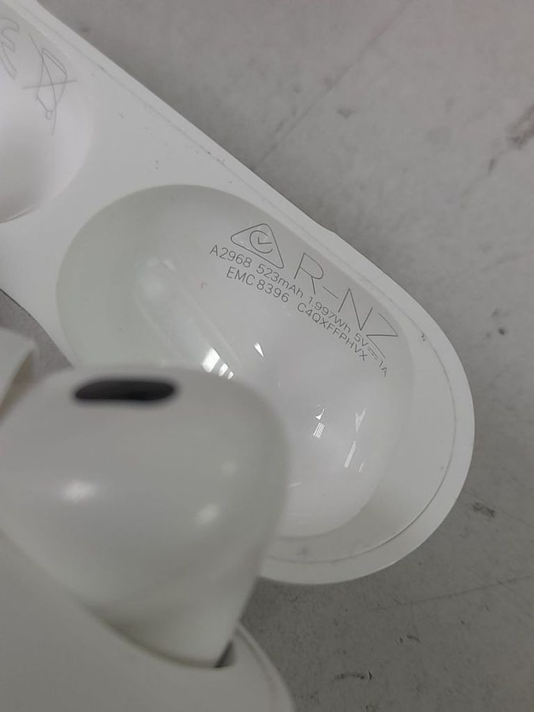 Купити Apple airpods pro 2nd generation with magsafe charging case usb-c Б/У