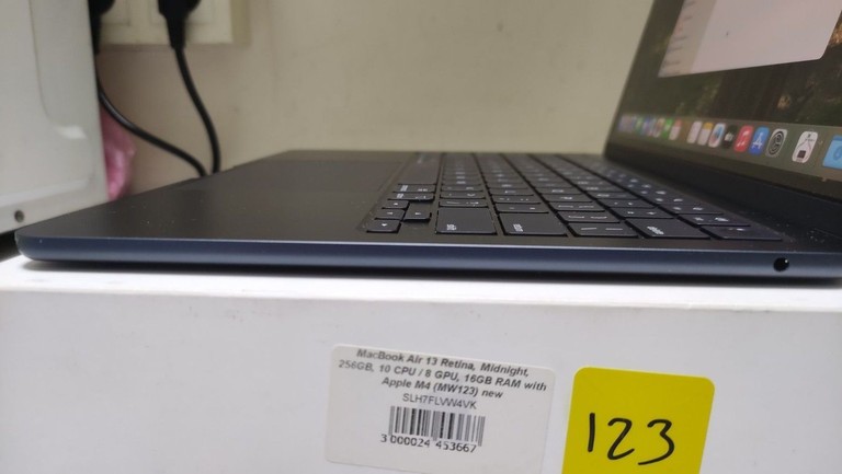 Apple macbook air 13,6" 2025 mc6t4 / apple m4/ 8 core gpu/ ram 16gb/ ssd 256gb/ a3240 Код:01-200973774. Зображення 6