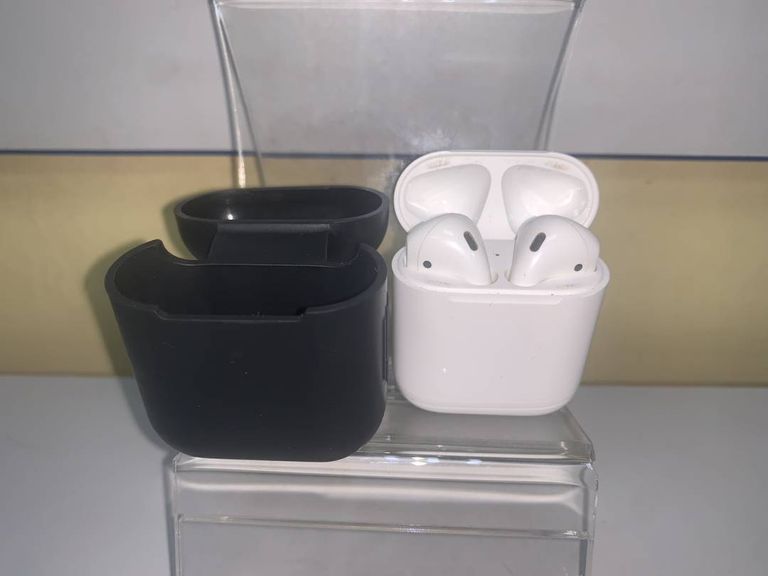 Apple airpods 2nd generation with charging case