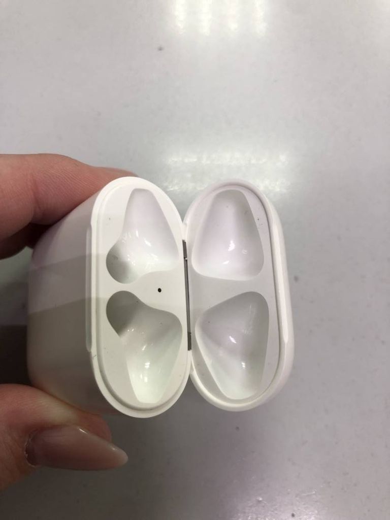 Apple airpods 2nd generation with charging case