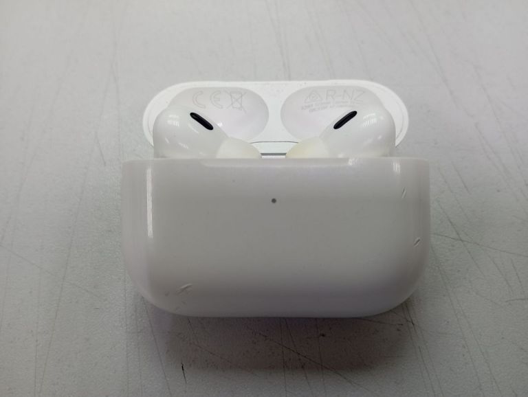 Купити Apple airpods pro 2nd generation with magsafe charging case usb-c Б/У