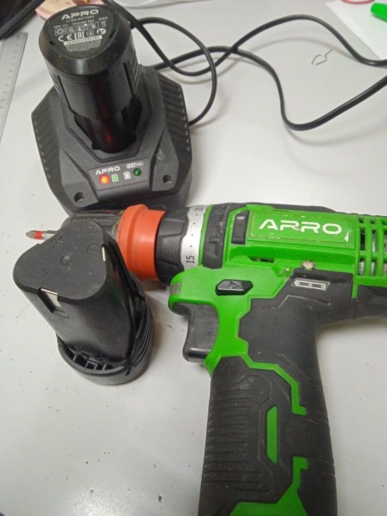 Купити Apro 12в, 1,5а, 12dc, 2 акб, зу, кейс Б/У